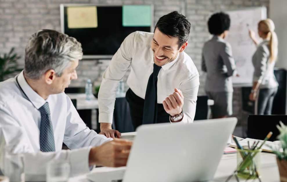 Equipo profesional colaborando en una sesión de trabajo