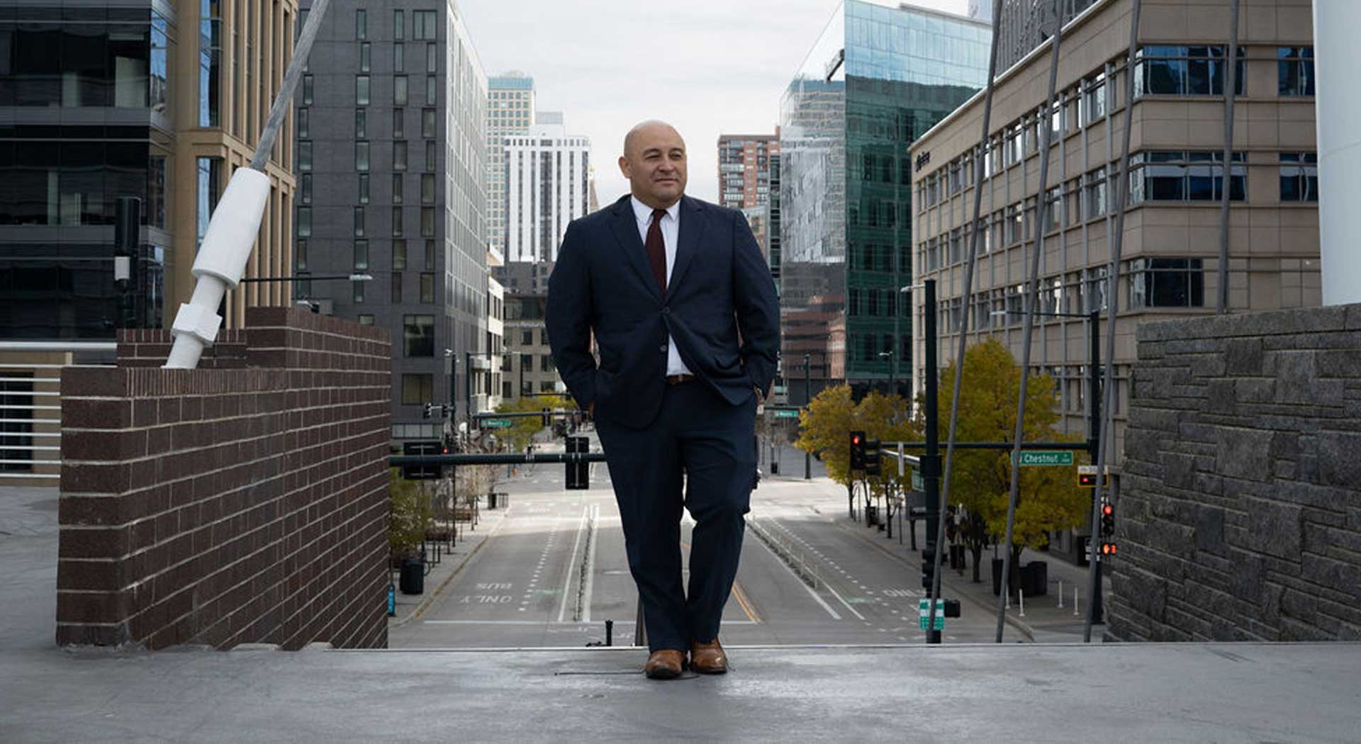 Carlos Alegría en un entorno urbano